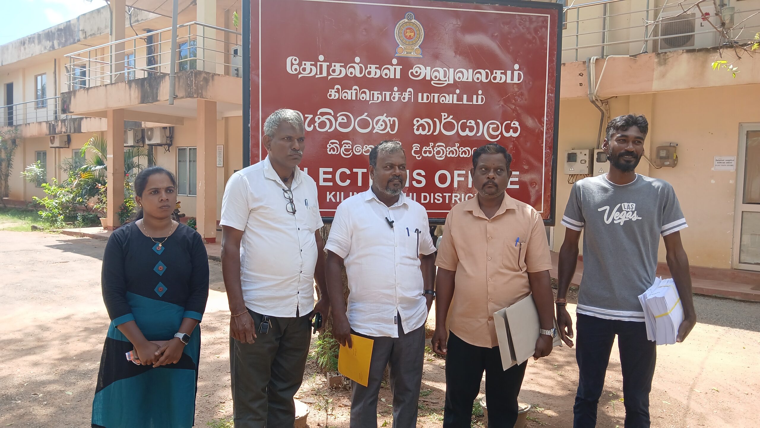 ஈழ மக்கள் ஜனநாயகக்கட்சி (EPDP) கிளிநொச்சி மாவட்டத்தின் இரண்டு சபைகளுக்கான கட்டுப்பணத்தை செலுத்தியது.